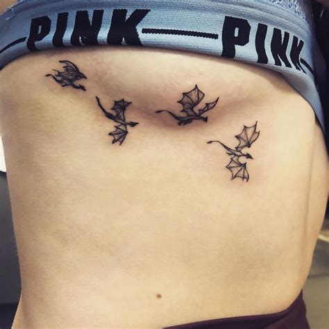 tatuajes debajo del pecho para mujer|25 tatuajes en el pecho para mujer y hombre。